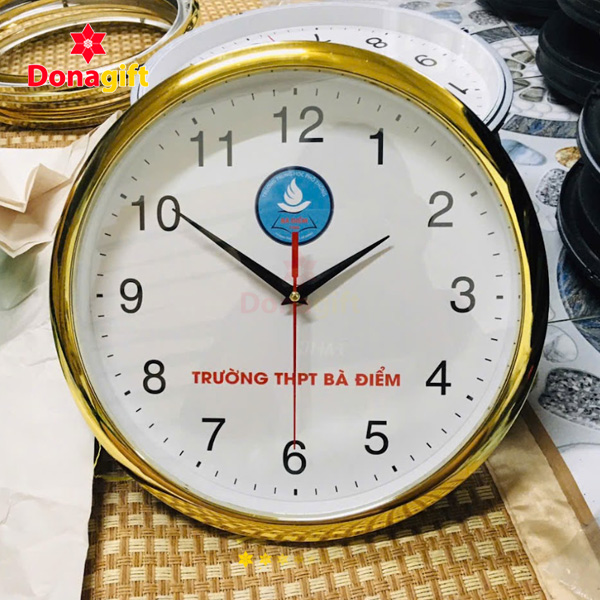 Đồng hồ tròn khung mạ vàng in logo tinh tế