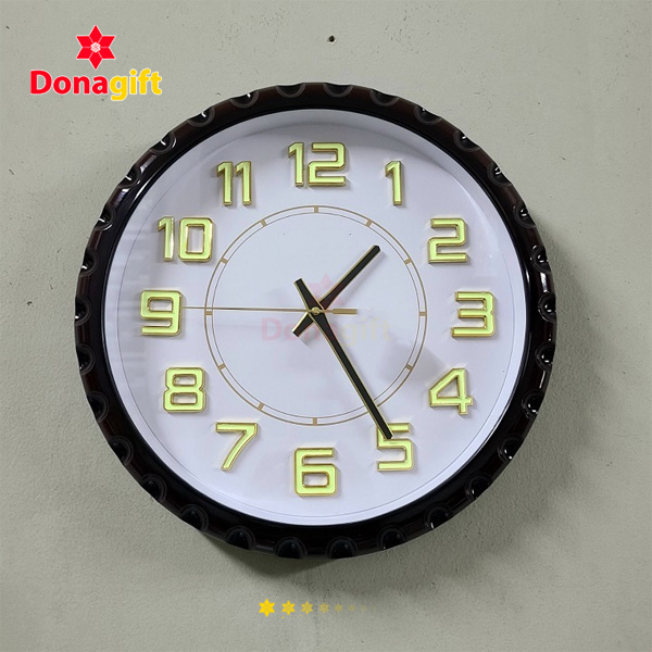 Đồng hồ treo tường chữ nổi in logo xanh nổi bật và hiện đại