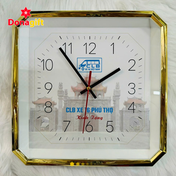 Đồng hồ treo tường vuông mạ kim in logo tinh tế