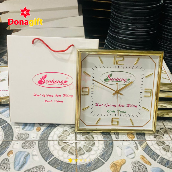 Đồng hồ treo tường vuông mạ kim sang trọng và hiện đại