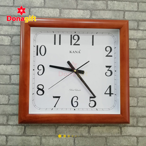 Đồng hồ treo tường vuông giả gỗ trang trí phòng khách tinh tế
