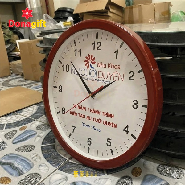 Mẫu đồng hồ treo tường nha khoa Nụ Cười Duyên thiết kế hiện đại