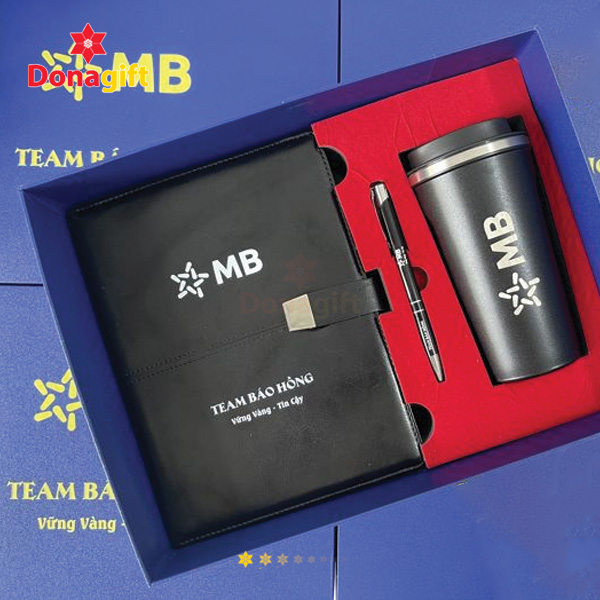 Bộ Setgift Sổ và Bút trong hộp MBbank – DonaGift với sổ tay bìa da và bút ký kim loại in logo.