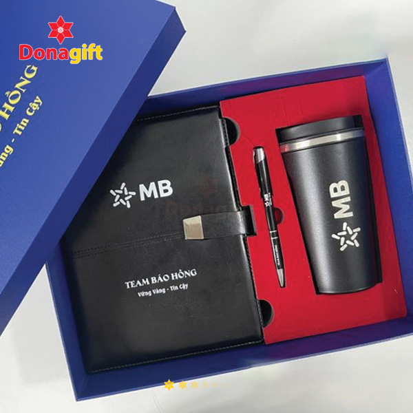 Cận cảnh sổ tay bìa da trong Setgift Sổ và Bút trong hộp MBbank – DonaGift in logo MBbank