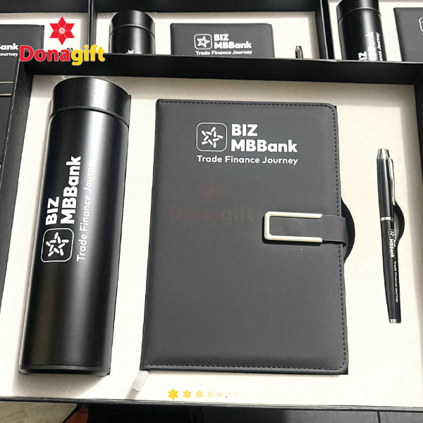 Bút ký kim loại khắc logo trong Setgift Sổ và Bút trong hộp MBbank – DonaGift cao cấp.
