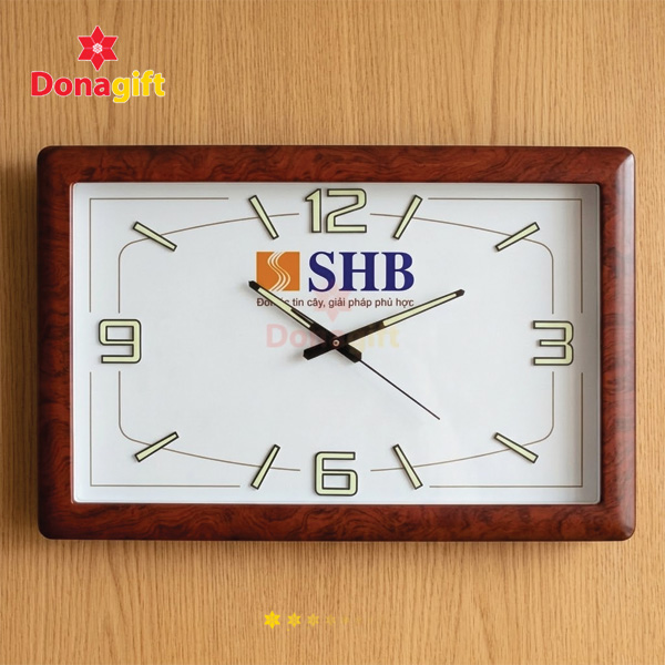 Cận cảnh mặt đồng hồ khung chữ nhật SHB in logo thương hiệu