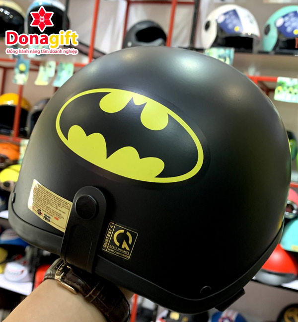 Cận cảnh mẫu mũ bảo hiểm Batman chất liệu cao cấp
