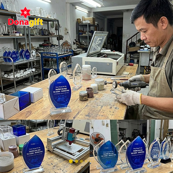 Cận cảnh Kỷ Niệm Chương ĐH Tài Chính Marketing khắc laser tinh xảo