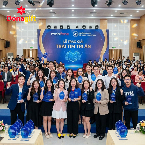 Hình ảnh thực tế Kỷ Niệm Chương ĐH Tài Chính Marketing tại sự kiện vinh danh
