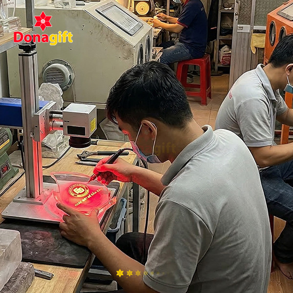 Mẫu kỷ niệm chương ĐH Ngoại Thương khắc laser sắc nét