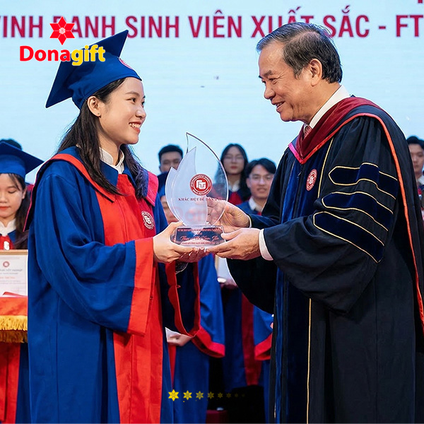 Cận cảnh kỷ niệm chương ĐH Ngoại Thương tinh tế, hiện đại
