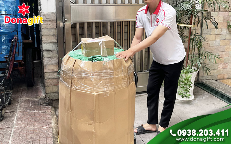 DonaGift đóng gói và giao hàng quà tặng doanh nghiệp
