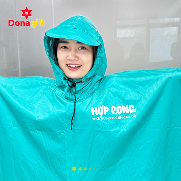 Áo Mưa Cánh Dơi Hợp Cong 12 Áo mưa cánh dơi Hợp Cong thiết kế rộng rãi, tiện dụng cho mùa mưa