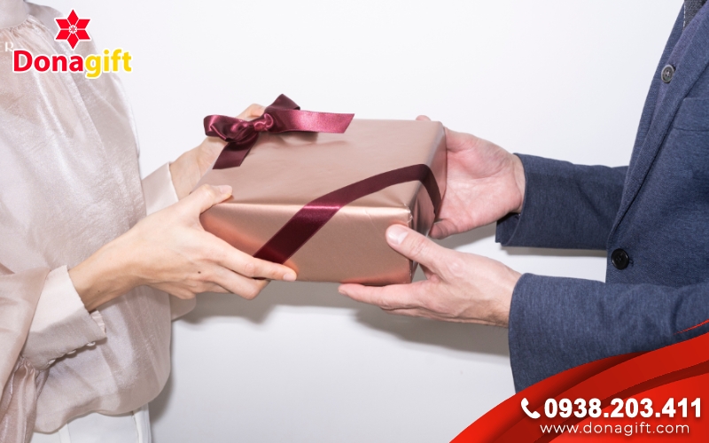Những lưu ý khi tặng quà cho người nước ngoài