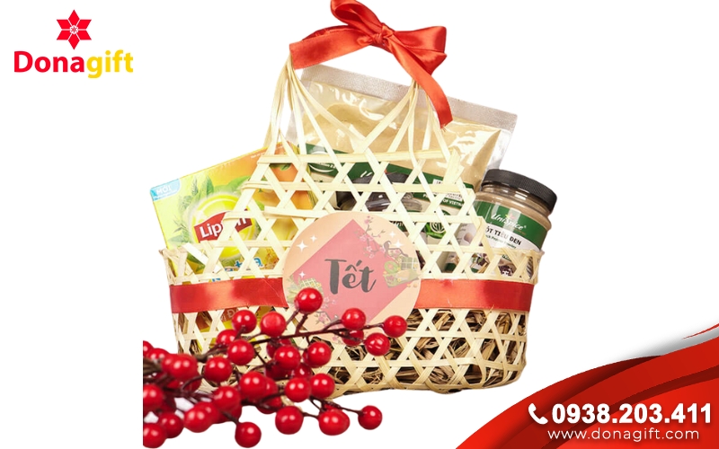 Giỏ quà Tết truyền thống gói trong mẹt tre Giỏ quà Tết truyền thống gói trong mẹt tre