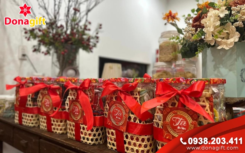 Giỏ quà Tết kết hợp trang trí thủ công Giỏ quà Tết kết hợp trang trí thủ công