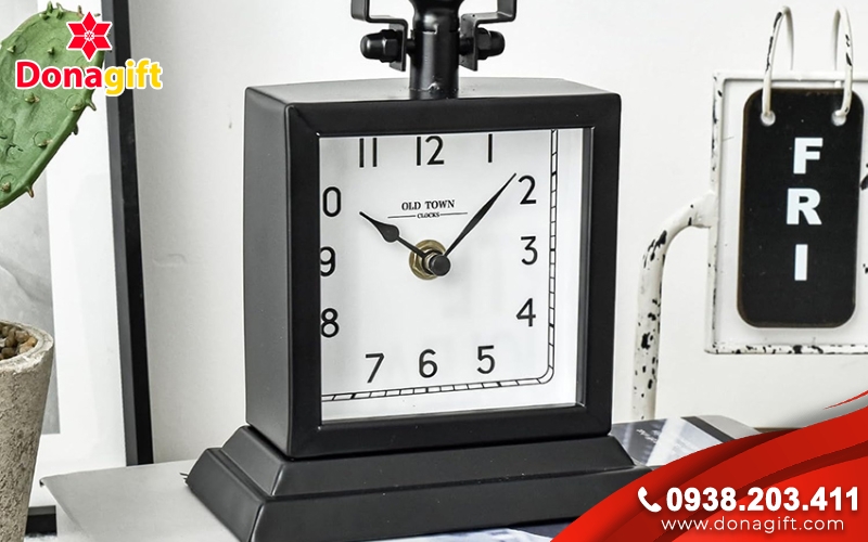 Đồng hồ để bàn hoặc vật phẩm trang trí văn phòng Đồng hồ để bàn hoặc vật phẩm trang trí văn phòng