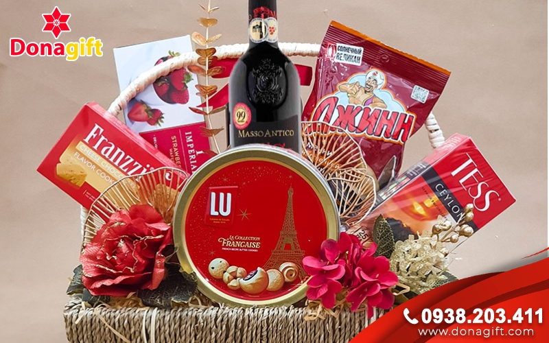 Giỏ quà Tết cao cấp (bánh kẹo, trà, rượu) Giỏ quà Tết cao cấp (bánh kẹo, trà, rượu)