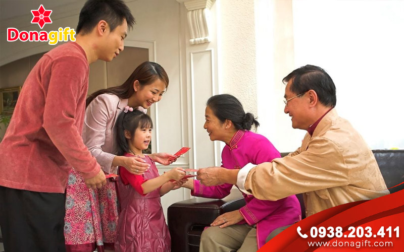 Chúc Tết, thăm hỏi họ hàng và bạn bè