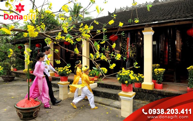 Xông đất – Người đầu tiên bước vào nhà đầu năm