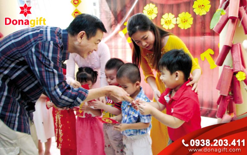 Chúc Tết, thăm hỏi họ hàng và bạn bè