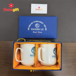 Bộ 2 cốc sứ trắng in logo Thành Lẹ – Quà tặng doanh nghiệp cao cấp