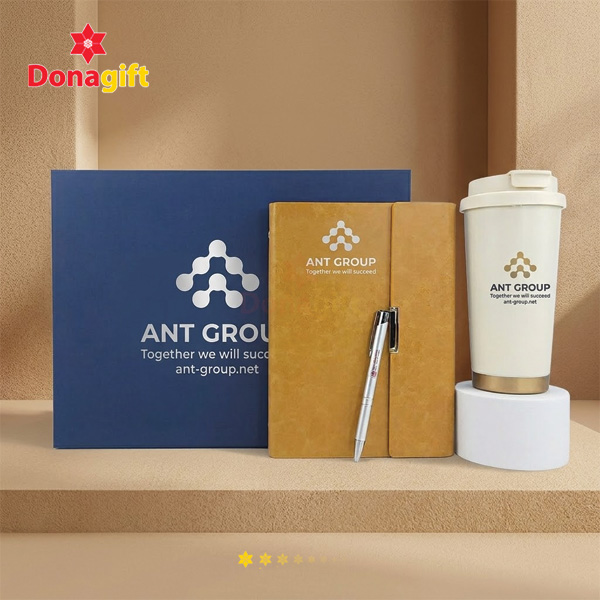Cận cảnh sổ tay bìa da và bút kim loại trong Bộ Quà Tặng Sổ Tay & Bút Cao Cấp ANT GROUP