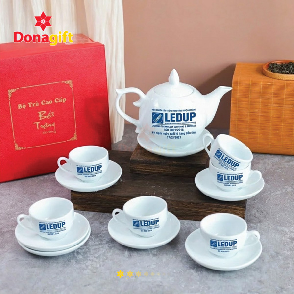 Cận cảnh bộ ấm chén sứ in logo LEDUP sắc nét