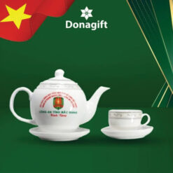 Hình ảnh thực tế bộ ấm chén sứ quà tặng Công an tỉnh Bắc Giang gồm ấm trà và 6 chén sứ cao cấp.