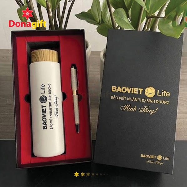 Bộ quà tặng bình giữ nhiệt và bút bi BAOVIET Life 7 Hình ảnh bộ quà tặng bình giữ nhiệt và bút bi BAOVIET Life thiết kế sang trọng.