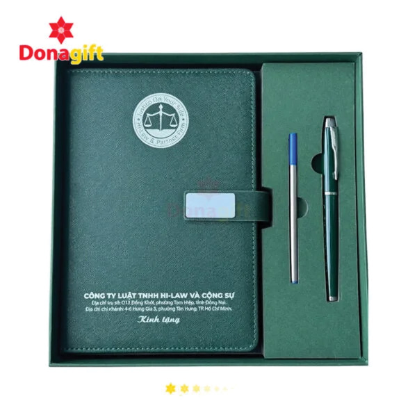 Bộ quà tặng sổ tay và bút ký cao cấp HI-LAW 9 Cận cảnh sổ tay bìa da và bút ký kim loại trong bộ quà tặng cao cấp HI-LAW.