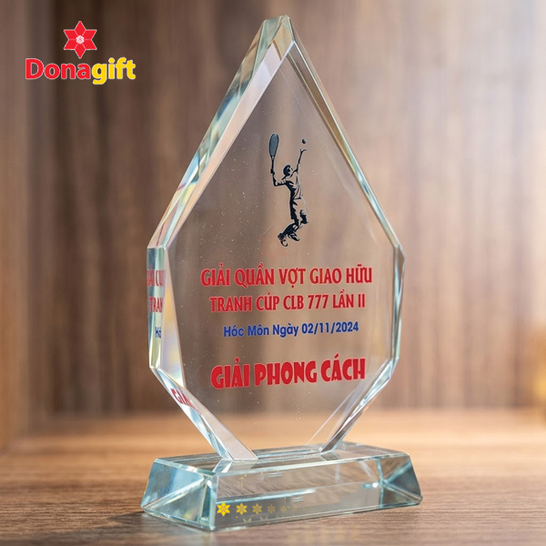 Cúp Pha Lê Giải Quần Vợt Giao Hữu CLB 777 - Giải Phong Cách 8 Cúp pha lê tennis CLB 777 – Giải Phong Cách dùng trao giải quần vợt giao hữu