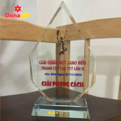 Cận cảnh cúp pha lê Giải Quần Vợt Giao Hữu CLB 777 – Giải Phong Cách tinh xảo