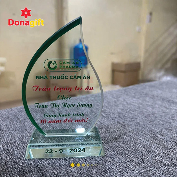 Cúp Pha Lê Tri Ân Kỷ Niệm 10 Năm Nhà Thuốc Cẩm An cao cấp