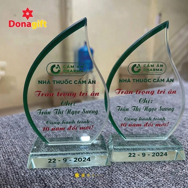 Cúp pha lê kỷ niệm 10 năm Nhà Thuốc Cẩm An thiết kế sang trọng