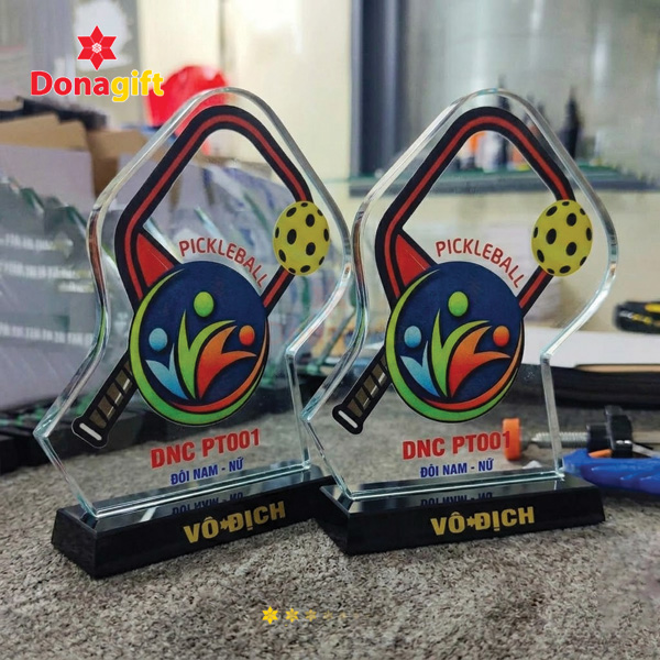 Cúp Pickleball DNC PT001 cao cấp vinh danh đội vô địch nam nữ giải đấu