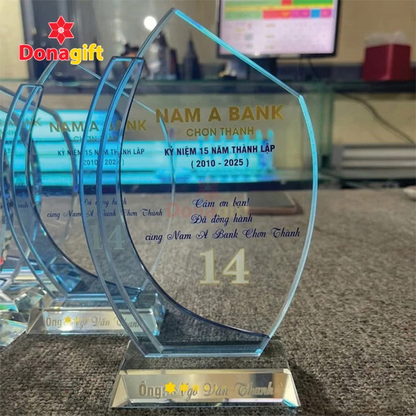 Cúp pha lê kỷ niệm 15 năm thành lập Nam A Bank Chơn Thành sang trọng