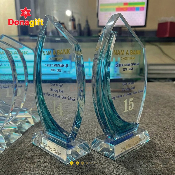 Cúp pha lê vinh danh kỷ niệm 15 năm thành lập Nam A Bank Chơn Thành