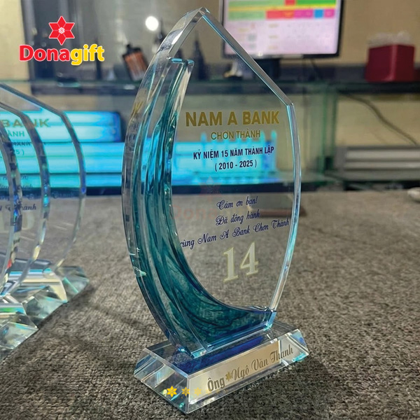 Cúp pha lê quà tặng sự kiện 15 năm Nam A Bank Chơn Thành
