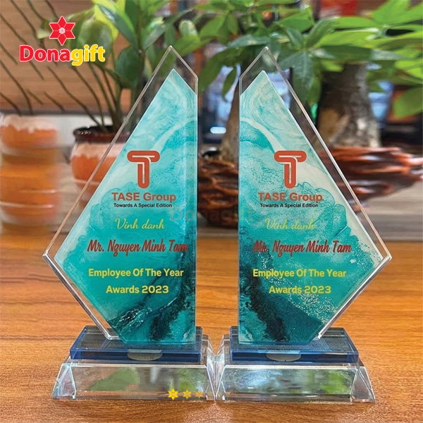 Cúp pha lê tam giác nghiêng TASE Group 6 Cúp pha lê tam giác nghiêng TASE Group cao cấp khắc logo vinh danh