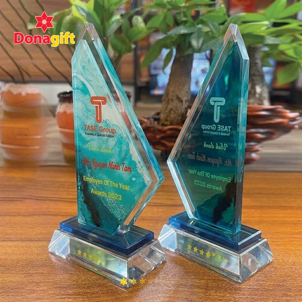Cúp pha lê tam giác nghiêng TASE Group 8 Cúp pha lê tam giác nghiêng TASE Group làm kỷ niệm chương trao giải