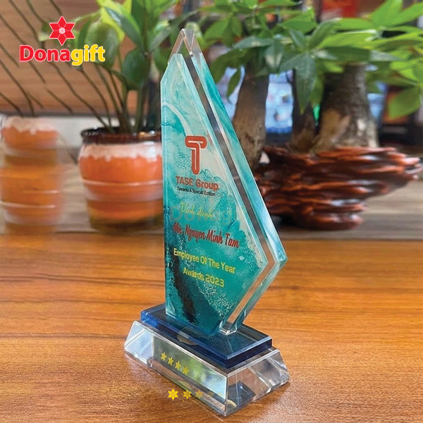 Cúp pha lê tam giác nghiêng TASE Group 9 Mẫu cúp pha lê tam giác nghiêng TASE Group trong suốt cao cấp