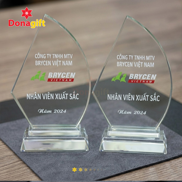 Cúp pha lê vinh danh Brycen Việt Nam 2024 khắc nội dung nhân viên xuất sắc