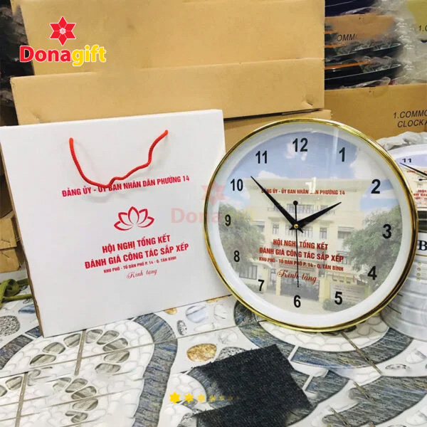 Đồng hồ treo tường in logo quà tặng hội nghị 6 Đồng hồ treo tường cao cấp in logo công ty làm quà tặng hội nghị.