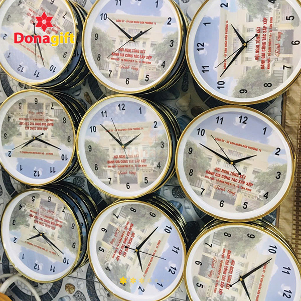 Đồng hồ treo tường in logo quà tặng hội nghị 12 Thiết kế đồng hồ tường độc đáo với logo công ty cho sự kiện hội nghị.