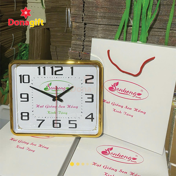Đồng hồ treo tường vuông viền vàng in logo Senhong – Hạt Giống Sen Hồng
