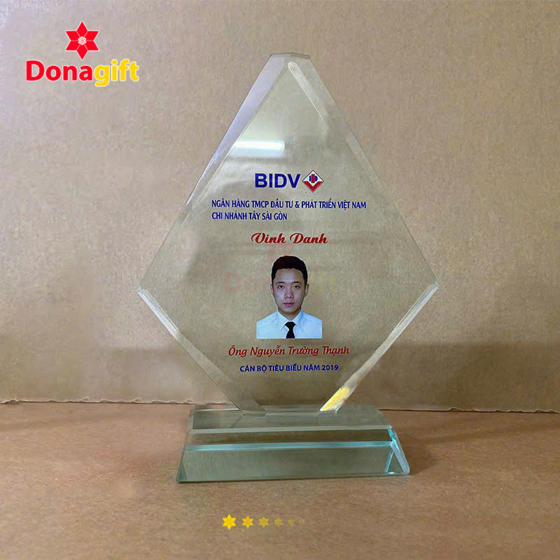 Cúp pha lê vinh danh nhân viên xuất sắc BIDV