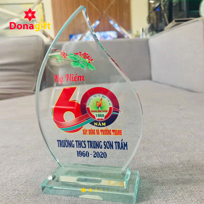 Kỷ niệm chương pha lê 60 năm Trường THCS Trung Sơn Trầm (1960–2020)