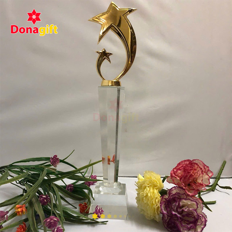 Cúp pha lê sang trọng với thiết kế hai ngôi sao vàng bay lượn