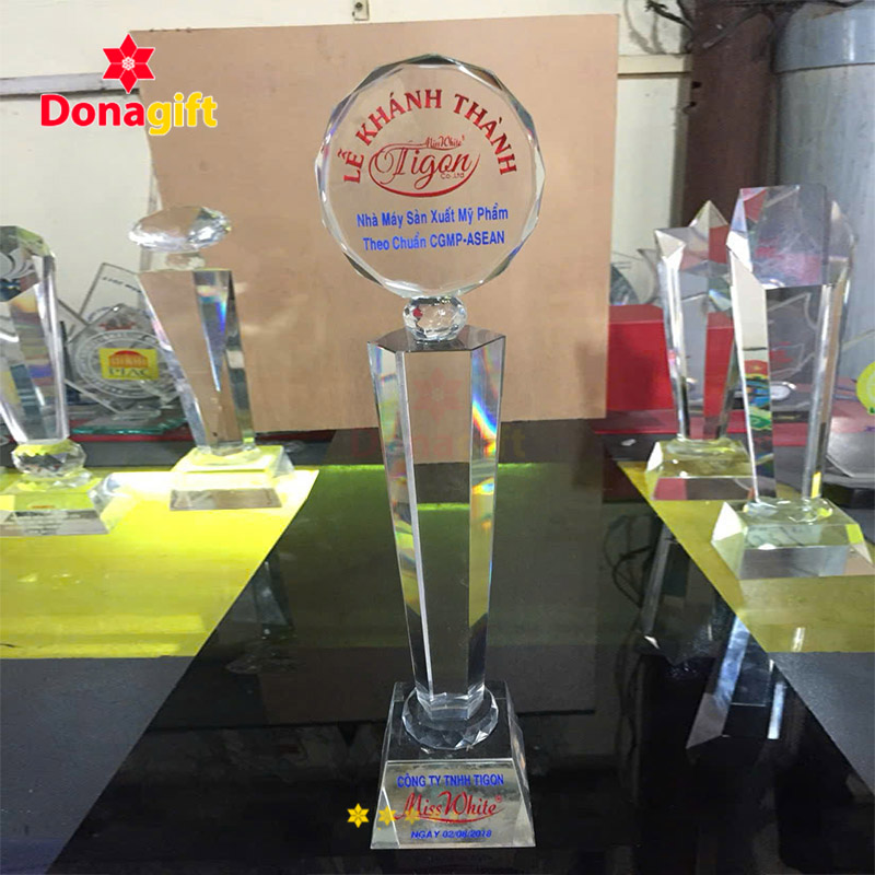 Cúp pha lê trụ cao mặt tròn